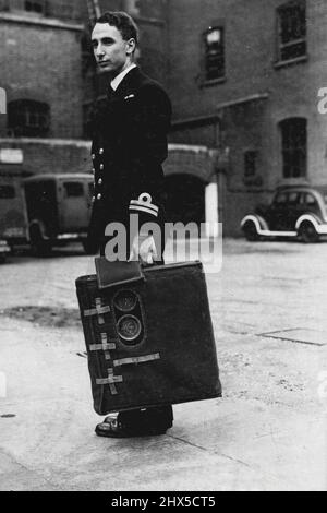 Une visite à une station radar Admiralty -- ce radar portable a été utilisé dans He ***** opérations d'atterrissage. Il est extrêmement précis et facile à utiliser. 10 septembre 1945. (Photo de Sport & General Press Agency, Limited). Banque D'Images