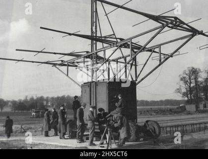 Étudier la ***** -- Une vue du directeur du radar anti-avion, qui est utilisé pour étudier l'effet de l'activité du spot solaire sur les appareils radio et radar. ***** Appleton, secrétaire de la ***** De la recherche scientifique et industrielle, fait une étude des effets de l'activité du spot solaire sur les appareils radio et radar. Les expériences ont lieu dans une ancienne station radar anti-aérienne, à Richmond Park, à Londres. 22 janvier 1955. (Photo par photo de presse associée). Banque D'Images