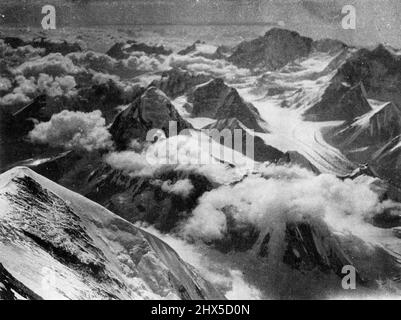 Le point le plus élevé du monde où les photographes ont jamais été pris (l'expédition Mount Everest : Service "The Times") Un panorama des autres montagnes du groupe Everest pris par M. Somervell à partir du même point sur le mont Everest que la photo n° 73 - à une hauteur de 28 000 pieds au-dessus du niveau de la mer. Au sujet de la vue de son point de vue, M. Somerwell a écrit: «Autour de nous avons vu une mer parfaite de pics fins, tous les géants parmi les montagnes, tous comme des nains en dessous de nous. En effet, cette vision était indescriptible, et on semblait tout simplement être au-dessus de tout dans le monde ». 22 août 1924. Banque D'Images