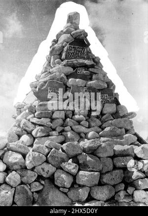L'expédition du Mont Everest : le service « The Times » -- le Cairn du Mémorial. À la fin de l'expédition, un cairn a été construit au camp de base à la mémoire des treize hommes que Everest a revendiqués dans les trois expéditions. 15 août 1924. Banque D'Images