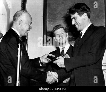 Le président honore les alpinistes -- le président Eisenhower félicite Sir Edmund Hillary pour la remise de la médaille Hubbard de la National Geographic Society pour l'ascension au sommet du Mont. Everest fait par un parti britannique. Sir John Hunt, au centre, a également été honoré lors de la cérémonie à la Maison Blanche aujourd'hui. 11 février 1954. (Photo par AP Wirephoto). Banque D'Images