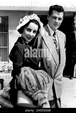 Elizabeth Taylor et son mari ont tardé à arriver tard sur Honeymoon Flight en Grande-Bretagne -- le soleil brille de mille feux alors que l'actrice du film née récemment à Londres Elizabeth Taylor et Conrad Hilton junior arrivent à l'aéroport de Northoit, de Paris pour une lune de miel en Grande-Bretagne. Le couple, marié à Hollywood le 7th mai et qui a visité la capitale française, a été retardé à Paris et est arrivé plus tard que prévu. 10 juin 1950.
