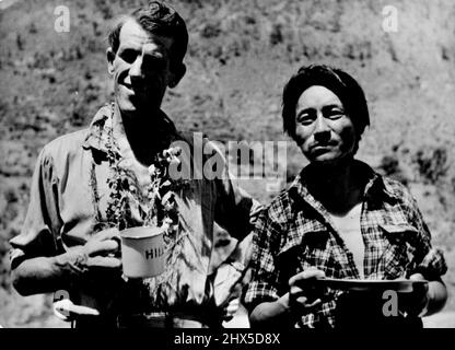 Edmund Hillary et Sherpa Tensing -- photographiés à Katmandou avec une collation en plein air. 1 juillet 1953. (Photo par Camera Press). Banque D'Images