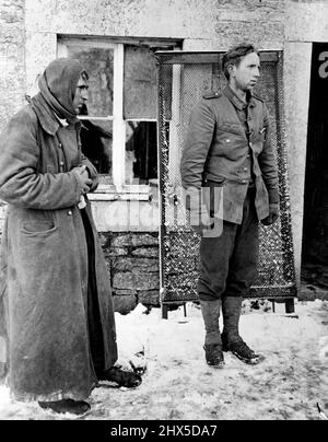 Les nazis capturés portent des G.O. américains Chaussures ces deux soldats nazis SS, capturés par des soldats américains en Belgique, portent des chaussures et des leggings de sécurité du gouvernement des États-Unis. Ils ont dit qu'ils essayaient de se rendre à Paris. 26 février 1945. (Photo par U.S. signal corps photo) Banque D'Images