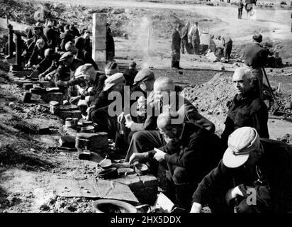 La vie dans un camp d'internement pour les nazis allemands. Les internés nazis cuisent leur propre nourriture à partir de colis reçus de l'extérieur du camp. Ils cuisent sur des poêles faits maison en utilisant des copeaux de bois comme combustible, à Camp Roosevelt, Hamer Allemagne. À Hemer, dans la zone occupée britannique de l'Allemagne, 3 300 nazis, principalement Gestapo et 6,6. Les hommes sont internés dans le 'camp Roosevelt', anciennement un camp de prisonniers de guerre allemand. Il était connu sous le nom de Stalag 6b. Au cours de la guerre, jusqu'à 30 000 soldats alliés y ont été retenus, et ont finalement été libérés par les Américains, qui ont donné au camp son nouveau nom. Après de nombreuses demandes de renseignements Banque D'Images