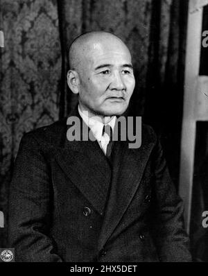 Les principaux criminels de guerre japonais jugés à Tokyo : Oka Takasumi, ancien Vice-amiral, chef du bureau des affaires générales et militaires de la marine de 1940 à 1944 et vice-ministre de la marine sous la direction de Koiso en 1944, est en jugement au Tribunal militaire international pour l'extrême-Orient, à Tokyo, au Japon. 19 juin 1947. (Photo de Skinner, U.S. Army signal corps). Banque D'Images