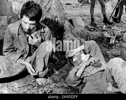 Blessés japonais en Nouvelle-Guinée attendant d'être emmenés dans un dressing allié. 04 juillet 1943. (Photo du Département de l'information du Commonwealth d'Australie). Banque D'Images