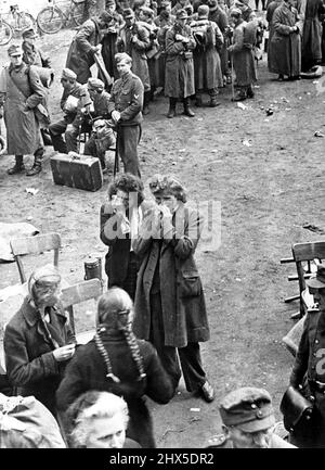 Effondrement allemand sur le front nord: Les prisonniers sont en "nombre chaotique" - les filles allemandes qui pleurent comme les prisonniers allemands sont sur le point d'être déplacées à nouveau dans les cages P.O.W. Photo prise le 2 mai à Wittenburg (à l'est de Hambourg) lors du trajet de la British 6th Airborne Division jusqu'à Wismar, où ils se sont liés avec les Russes le lendemain. Cent mille prisonniers ont été emmenés en un seul jour par l'armée britannique des 2nd - des soldats allemands civils et des personnes « déplacées » non allemandes ont rendu la situation de P.O.W. si chaotique que la reddition n'est désormais acceptée que par des officiers allemands qui doivent se mettre à l'abandon Banque D'Images