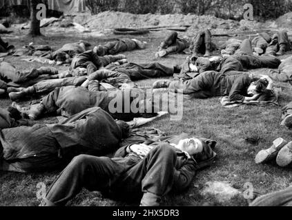 Britannique 2nd. L'armée traverse le Rhin en force : certains des premiers prisonniers allemands pris par les Britanniques. Ici, complètement épuisés, ils dorment sur le sol. 26 mars 1945. (Photo par British Official Photograph). Banque D'Images