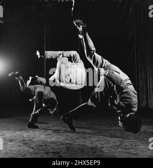 Vous ne pouvez pas être sûr de ce qui est le bon côté pour ces frères durs, dynamiques et rapides. 18 mars 1954. (Photo de Carl Perutz, Magnum photos Inc.). Banque D'Images