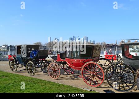 Des entraîneurs de scène et des chariots seront utilisés sur place pour le film Ridley Scott sur Napoléon filmé en partie au Greenwich Old Royal Naval College Banque D'Images