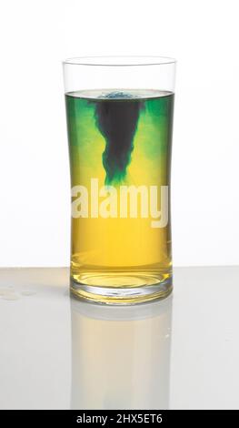 Produit chimique dans un verre d'eau, gros plan Banque D'Images