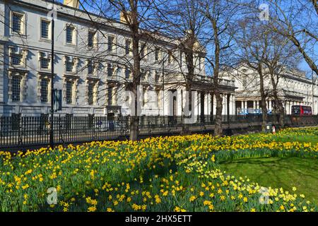 Old Royal Naval College, Greenwich, le jour de l'hiver. Un bus rouge passe devant. Construit en 1696-1712 par Christopher Wren Banque D'Images