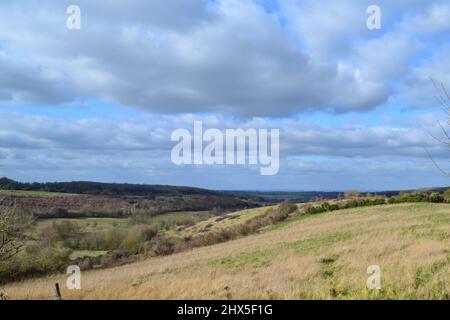 Campagne ouverte au sommet des North Downs à l'est de Shoreham, dans le Kent, début mars, en regardant vers le nord jusqu'à Essex. Près du hameau de Romney Street Banque D'Images