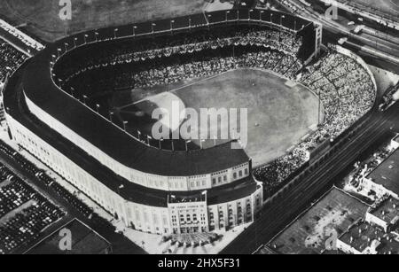Series Crowd établit Un record -- une vue aérienne du Yankee Stadium pendant l'ouverture de la série mondiale aujourd'hui dans laquelle les Yanks ont vaincu les Dodgers, 3 à 2. La participation officielle payée a été annoncée comme 68 540 et le total des reçus comme $265 396 nouveaux records pour un jeu de la série mondiale. 01 octobre 1941. (Photo par AP Wirephoto). Banque D'Images