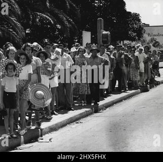 Foule d'attente : avec un bus à destination de Manly qui part toutes les cinq minutes, les vacanciers qui se tiennent dans la file d'attente près de la gare ferroviaire de Saint-Leonards, aujourd'hui, pourraient se permettre de laisser les bus aller, si tous les sièges étaient pris. Ils ont préféré attendre quelques minutes de plus et voyager confortablement plutôt que de se tenir au début de la sortie de la journée. 30 janvier 1950. Banque D'Images