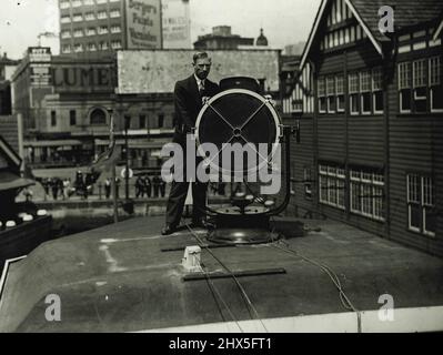 Haut-parleur grand volume installé sur ***** dans le monde. 14 novembre 1932. Banque D'Images