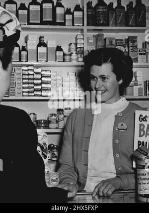 Médecine facile à prendre: Joli vingt-trois ans Val. Markham, qui travaille dans un magasin de chimistes à Koprah (Nouvelle-Galles du Sud), s'est donné une dose agréable quand elle a gagné tous les flic le lot! Prix de la séance du quiz de Bob Dyer la nuit dernière plus de 2ve (mardi 29th juillet). Connaissant Bernard et Erwin, respectivement, comme les noms chrétiens des célèbres généraux Montgomery et Rommel lui ont coppé le lot! 30 juillet 1952. (Photo de Scott Polkinghorne). Banque D'Images