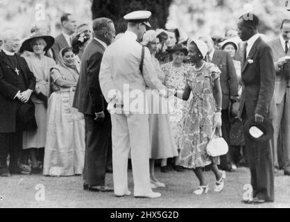 Princesse à Nairobi -- Mme Nyanjom épouse de M. ***** Nyanjom, inspecteur principal des coopératives, présenté ***** La princesse Elizabeth lors de la Garden Party à la Maison du Gouvernement, Nairobi, l'un des faits saillants de leurs visites de Altesses Royales au Kenya. 02 avril 1952. Banque D'Images