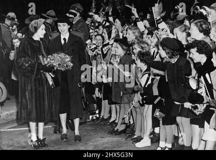 La princesse rencontre des écoliers de la Nouvelle-Écosse -- la princesse Elizabeth discute avec des écoliers lors d'un bref arrêt à Truro. Nouvelle-Écosse. Vers la fin de leur tournée canadienne, la princesse Elizabeth et le duc d'Édimbourg sont arrivés en Nouvelle-Écosse dans une tempête de vent et de pluie et ont visité plusieurs villes. 12 novembre 1951. (Photo de Fox photos). Banque D'Images