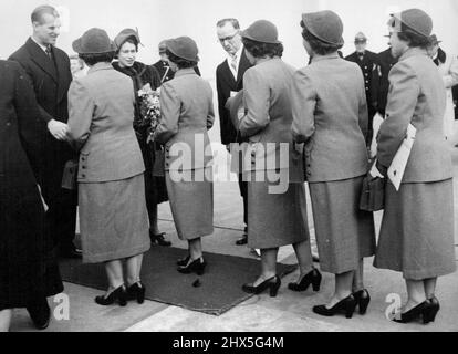 La princesse rencontre les quintuplets de Dionne -- avant que la princesse Elizabeth ne quitte pour sa tournée canadienne avec H.R.H. le duc d'Édimbourg, elle a exprimé le désir de rencontrer les Quins de Dionne. Ici, les Dionne Quins, qui ont maintenant 17 ans, saluent la princesse et son mari à North Bay, en Ontario. Marie, Annette, Cecile, Emile et Yvonne Dionne Curtsied avec élégance comme elles ont été présentées. Ils sont tous habillés comme dans de nouveaux costumes gris en flanelle. 31 octobre 1951. (Photo de Paul Popper). Banque D'Images