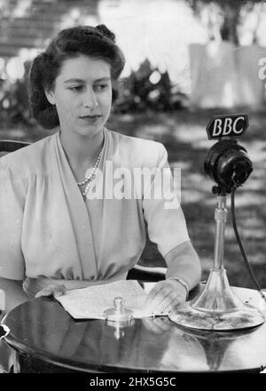 Discours d'anniversaire 21st de la princesse Elizabeth -- Un portrait spécialement posé de la princesse Elizabeth devant le microphone pour son discours d'anniversaire 21 avril qu'elle a fait du Cap, Afrique du Sud. 29 avril 1947. (Photo par photo de presse associée). Banque D'Images