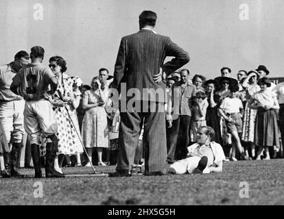 Une touche informelle du duc d'Édimbourg, reposant sur le sol pendant un match de polo au parc Cowdray, dans le Sussex. Il a marqué un but qui a aidé son équipe, Cowdray Park, à battre Weyhill. 02 juin 1953. (Photo par Daily Mirror). Banque D'Images