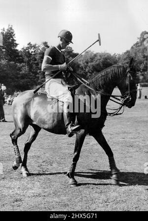 Le duc d'Édimbourg joue du polo -- le duc d'Édimbourg prend le terrain pour le match de polo le samedi 28th juillet. Le duc d'Édimbourg a joué au polo pour l'équipe Maidensgrove contre Hertfordshire lors de la manche 2nd de la coupe de compétition junior Cowdray Park, au terrain du club de polo Sutton Park. Le duc a marqué 2nd buts pour aider son équipe à gagner de 4½ à 2. 30 juillet 1951. (Photo de Fox photos). Banque D'Images