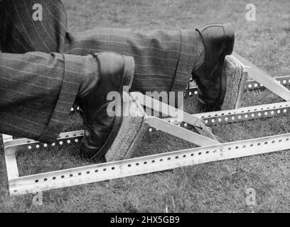 Blocs de départ pour les Jeux Olympiques des blocs de départ pour les épreuves de sprint démontrant la position des pieds sont montrés dans une démonstration à Cambridge aujourd'hui 7 avril. Les patins peuvent être réglés à n'importe quel angle et à n'importe quelle distance du sol. Ils ont été perfectionnés par H. Rottenburgc, inventeur et ingénieur scientifique. Le comité d'organisation britannique des Jeux Olympiques d'été a révélé que l'équipement révolutionnaire pour les événements sur piste et sur le terrain doit être utilisé. L'appareil utilisé va établir de nouvelles normes dans l'équipement de mesure Athlétique. 3 avril 1948. (Photo par photo de presse associée). Banque D'Images