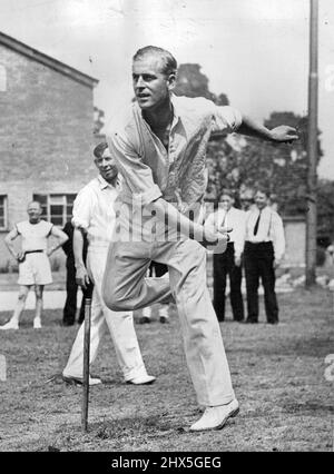 Britain's Sporting Royal couple -- leurs Altesses Royales la princesse Elizabeth et le duc d'Édimbourg. Le duc d'Édimbourg, qui est un joueur de cricket enthousiaste, est ici en train de jouer au bowling à la ***** Quand cette photo a été prise lieutenant Mountbatten ***** A été instructeur au Centre de formation des officiers de Petty à Corsham. La capacité du duc en tant que détourneur a été saluée sincèrement par un juge aussi compétent que Bradman. Le duc d'Édimbourg montre son propre style de fauche. 6 mars 1955. Banque D'Images