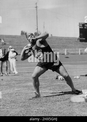 M. H. E. Moody, représentant britannique ***** derniers jeux d'empire ***** Auckland a pris sa résidence en Nouvelle-Zélande et a remporté l'événement Shot put aux championnats nationaux d'athlétisme. 18 mars 1952. (Photo par le N.Z. Herald). Banque D'Images