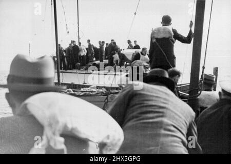 Un tir de sauvetage s'approche d'un bateau de sauvetage. Merchant Shipping, Morgan. 01 juillet 1940. Banque D'Images