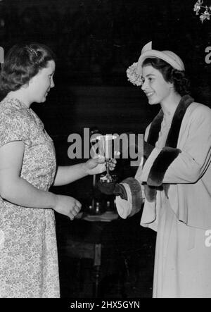 Prix de l'agriculture -- la princesse Elizabeth remet la coupe à Pat Fielder du East Horsley (Surrey) Young Farmers Club, qui a pris la troisième place dans le Concours national d'efficacité, à la réunion annuelle de la Fédération nationale des clubs de jeunes agriculteurs à Central Hall, Westminister. 11 mai 1949. Banque D'Images