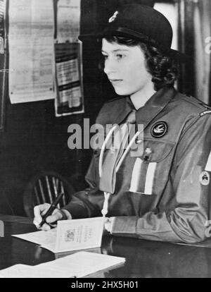 S.A.R. la princesse Elizabeth enregistre la princesse Elizabeth en uniforme de guide de fille s'inscrivant aujourd'hui à un échange de travail. S.A.R. la princesse Elizabeth était parmi les filles de 16 ans qui s'étaient inscrites au jour le jour dans le cadre du programme d'inscription des jeunes. Elle avait 16 ans mardi. La Princesse a signé un formulaire d'inscription de la même manière qu'environ 200 000 autres filles dans les bureaux du Ministère du travail dans tout le pays. 25 avril 1942. (Photo de London News Agency photos). Banque D'Images