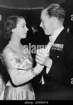 Princesse au bal -- la princesse Elizabeth danse avec le capitaine David Butters quand, avec le duc d'Édimbourg, elle était invitée d'honneur au bal tenu à l'hôtel Dorchester, Park Lane, W, en aide à la campagne du Jubilé d'argent de l'Association nationale des terrains de jeu. 07 avril 1949. Banque D'Images