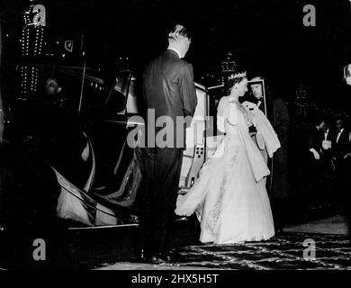 La Reine au milieu des lumières de Blackpool. Sur fond de couronnes formées par les célèbres illuminations de Blackpool, la reine, resplendissant dans une robe en filet blanche brodée d'argent et un circlet étincelant (tiara en bijoux), arrive à l'Opéra de Blackpool pour la Royal Variety Performance de la nuit dernière. Il s'agissait du premier spectacle Variety Command à avoir lieu à l'extérieur de Londres et a été organisé dans le cadre de la visite royale actuelle du Lancashire. 14 avril 1955. (Photo de Reuterphoto). Banque D'Images