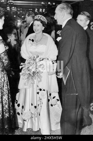 La Reine à la première de film. S.M. la reine Elizabeth portant une belle robe de soirée de satin blanc brodée avec des jets de roses, accueilli à l'arrivée. H.M. la Reine avec le duc d'Édimbourg a assisté à la première du nouveau dossier 'Richard III' au Leicester Square Theatre, Londres. Les stars du film Sir Laurence Olivier et Claire Bloom. 14 décembre 1955. (Photo de Sport & General Press Agency, Limited). Banque D'Images