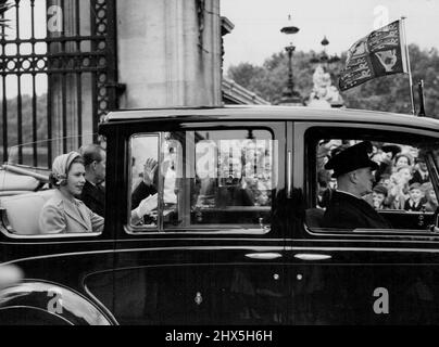 Avec Flag Flying... Avec le standard royal flottant sur leur voiture, sa Majesté la Reine et son Altesse Royale le duc d'Édimbourg quittent Buckingham Palace cet après-midi pour traverser le sud-est de Londres. 8 juin 1953. (Photo de Paul Popper Ltd.). Banque D'Images