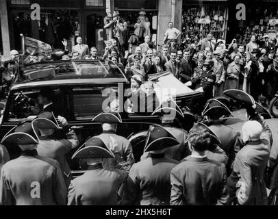 Les retraités voient leur Reine. Les pensionnés de Chelsea, du Royal Hospital, regardent alors que la Reine et le duc d'Édimbourg sont conduits le long de King's Road, Chelsea, pendant la deuxième de leur semaine de Coronation à travers les rues de Londres. 2 juin 1953. Banque D'Images