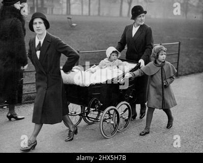 La princesse Elizabeth, future reine d'Angleterre, avait près de sept ans. La princesse Elizabeth, un mois avant son septième anniversaire de marche dans un parc de Londres avec sa petite sœur, la princesse Margaret Rose, et leurs deux infirmières. 01 novembre 1932. Banque D'Images