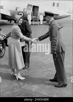 Queen vole à Ulster. Adieu poignée de main par la Reine alors qu'elle était sur le point de quitter l'aéroport de Londres à jour (mercredi) lors de sa visite d'État en Irlande du Nord avec le duc d'Édimbourg. La Reine et son mari volaient à la Royal Air Force Station, Aldergrove. 1 juillet 1953. (Photo de Reuterphoto). Banque D'Images