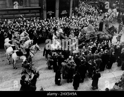 Proclamation de la reine Elizabeth II 'Dieu sauve la reine' - les fanfares sont sonnées par des trompettistes après la lecture de la proclamation par le roi des armes de Norroy et d'Ulster, Sir Gerald Wollaston, au bar du temple. La première proclamation publique de l'accession de la reine Elizabeth au trône a été faite ce matin par le roi des armes, dans la cour du palais Saint-Jacques. Ensuite, la proclamation de l'orteil a été lue à Charing Cross, Temple Bar et l'échange royal. 8 février 1952. (Photo de Paul Popper). Banque D'Images