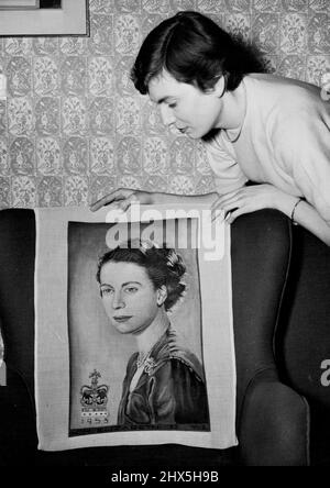 Tapisserie Portrait parmi les souvenirs de Coronation. Une tapisserie couvrant pour une chaise un portrait de la Reine, parmi les souvenirs de Coronation. En exposition à Tilbury House, Petty France, est une collection de souvenirs de Coronation qui ont été approuvés par le Comité de souvenirs de Coronation du Conseil du Design industriel. 11 novembre 1952. (Photo de Fox photos). Banque D'Images