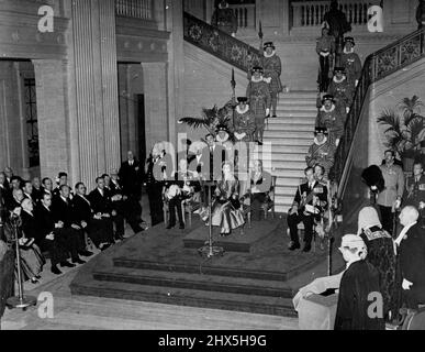 Irlande du Nord le Parlement accueille la Reine la Reine à l'écoute des discours royaux du Parlement d'Irlande du Nord. L'escorte des mangeurs de boeuf vu sur l'escalier, est venu de Londres spécialement pour l'occasion. Hier, H.M. la Reine a été accueillie par le Parlement de l'Irlande du Nord à Stormont. Les discours royaux ont été lus par le président de la Chambre des communes d'Irlande du Nord et par le président de la Chambre haute - le sénat. 3 juillet 1953. (Photo de Paul Popper Ltd.). Banque D'Images