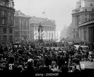 Gâcher pour la Proclamation les foules attendent devant l'échange royal, Londres, ce matin, le 6 février, que la proclamation de la mort du roi soit lue. Cette photo a été faite à partir des étapes de l'échange. En arrière-plan se trouve la Maison, surmontée d'un drapeau d'Union à Halfmaast. La Bank of England se trouve sur la droite. 6 février 1952. (Photo par photo de presse associée). Banque D'Images