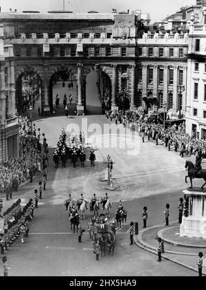 Couronnement proclamé à Charing Cross. Point de vue général à Charing Cross puisque la Proclamation a été lue à partir d'une calèche ouverte par le Lancaster Herald, M. A.G.D. Russell. Avec des cérémonies vieilles de plusieurs siècles, la date du couronnement de la reine Elizabeth II le 2 juin 1953 - a été proclamée à Londres à jour (samedi). La Proclamation a d'abord été lue depuis le balcon du Palais Saint-Jacques. Puis les hérauts sont allés dans une procession de calèches pour répéter la Proclamation à la Croix de Charing. Temple Bar et l'échange royal. 7 juin 1952. (Photo de Reuterphoto). Banque D'Images