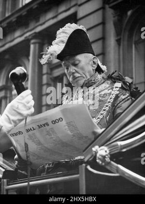 Chancellerie Lane Proclamathon Norroy et Ulster King of Arms Sir Gerald Wollaston lit la proclamation de l'accession de la reine Elizabeth, dans la rue Fleet, au pied de la voie Chancery ce matin, le 8 février. 8 février 1952. (Photo par photo de presse associée). Banque D'Images