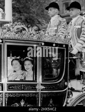 Queen Mother et Princess Drive à Abbey. La reine Elizabeth la reine mère, avec la princesse Margaret, longeant l'avenue Northumberland dans le car de verre jusqu'à l'abbaye de Westminster pour la cérémonie de couronnement. 2 juin 1953. (Photo de United Press photo). Banque D'Images