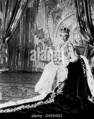 Roulement de la Regal -- la reine Elizabeth II, vêtu de sa robe couronnement et de sa robe en velours violet, pose dans la salle du trône de Buckingham Palace après son couronnement le 2 juin. Sur sa tête se trouve la Couronne impériale qu'elle portera dans les occasions d'État. Dans sa main gauche, elle tient l'Orbe, emblème du pouvoir souverain et dans sa main droite le Scepter à la croix, signe du pouvoir et de la justice. Sur ses poignets, elle porte les brassards, ou bracelets de sincérité. La toile de fond de cette photo de Cecil Beaton représente la chapelle Henry VII de l'abbaye de Westminster. 09 juin 1953. (Photo par AP Wirephoto). Banque D'Images