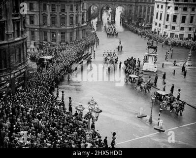 Proclamation lue dans Trafalgar-Square la proclamation de l'accession de la Reine est lue pour la deuxième fois, à la statue du Roi Charles I, à Trafalgar-Square, à Londres, ce matin, le 8 février. En arrière-plan se trouve l'Arche de l'Amirauté que la procession des hérauts passa en chemin depuis le Palais Saint-Jacques. 8 février 1952. (Photo par photo de presse associée). Banque D'Images